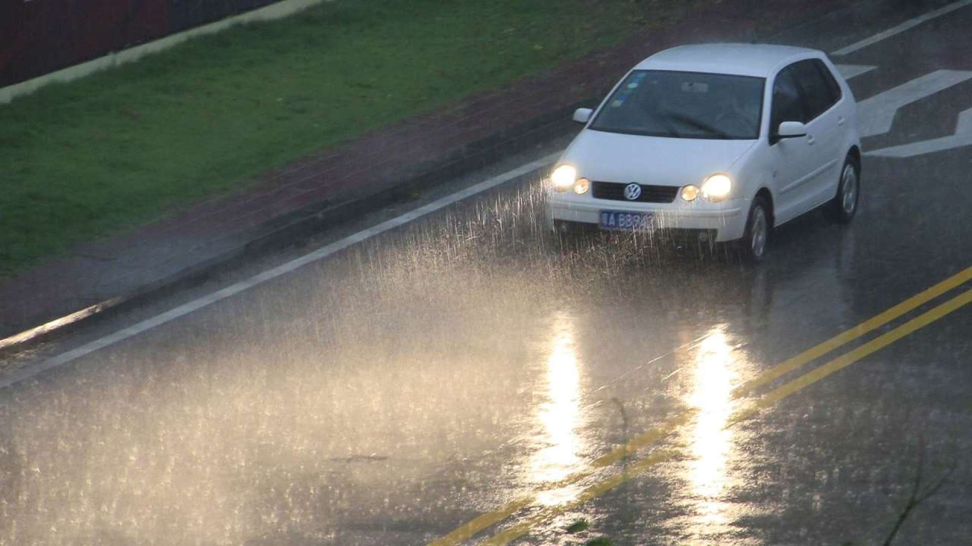 暴雨天開車