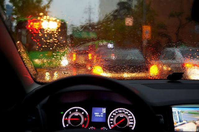 暴雨天開車