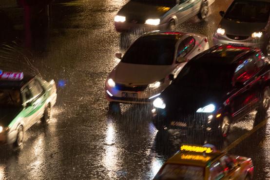 暴雨天開車