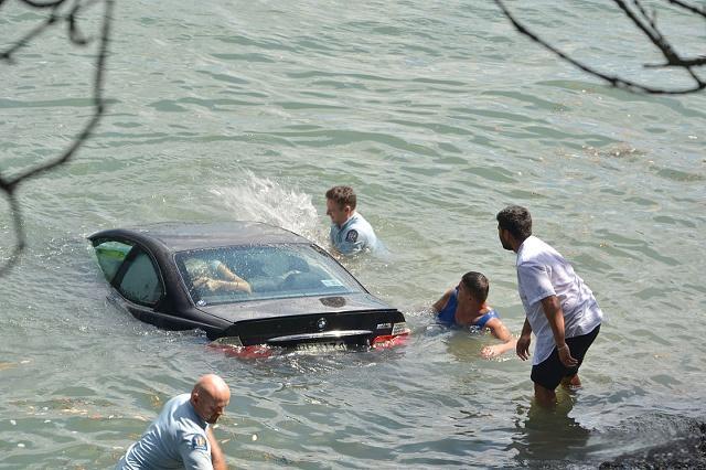 汽車墜河